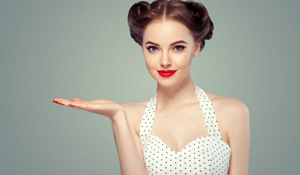 Красивая девушка с прической на голове в платье