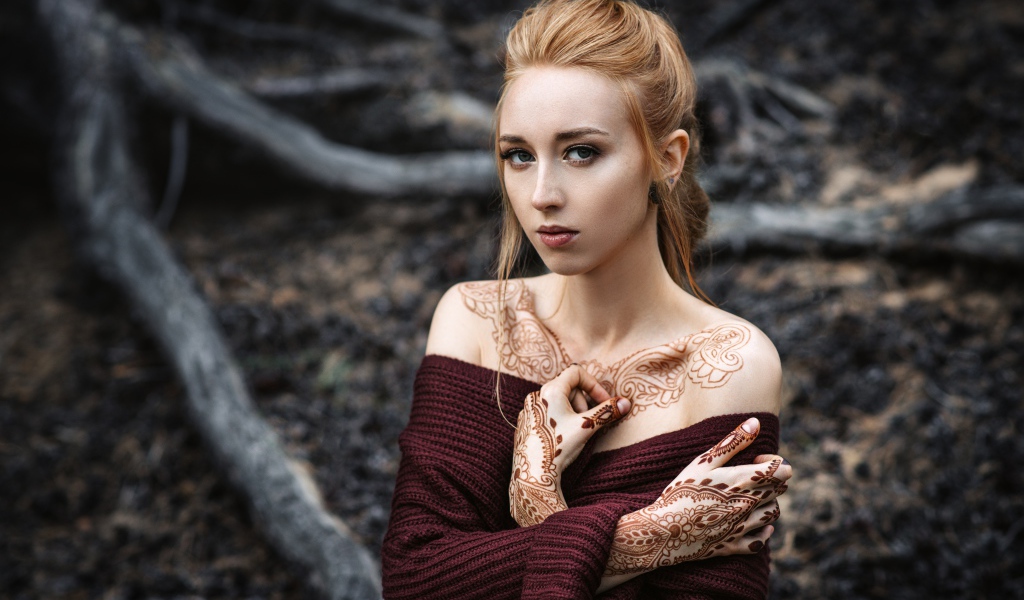 Красивая девушка с рисунком из хны на теле 