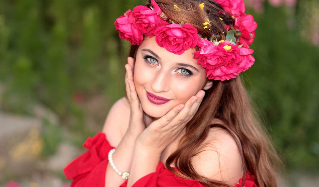 Красивая девушка с венком из роз на голове