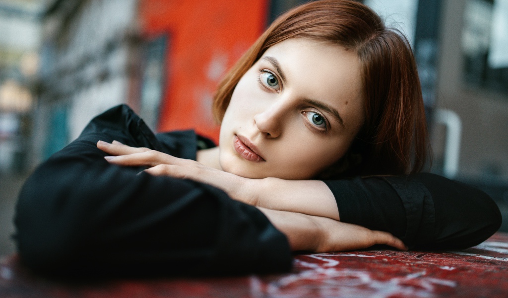 Красивая девушка с большими глазами