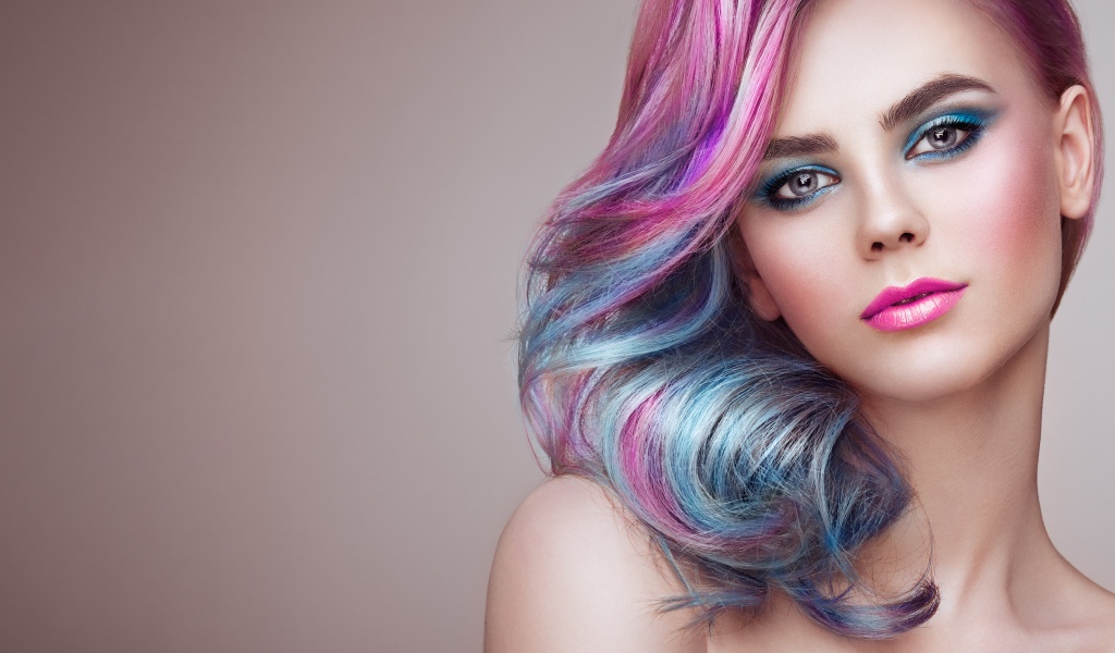 Красивая девушка с ярким макияжем и разноцветным волосами 