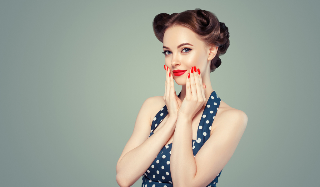 Красивая девушка с ярким макияжем на сером фоне