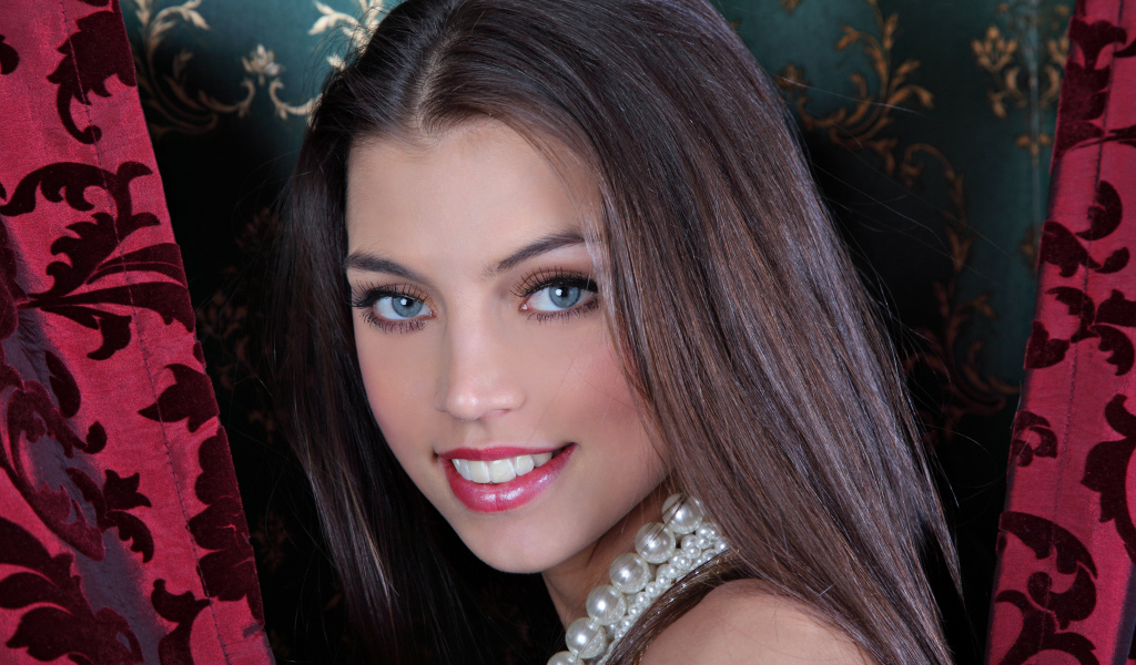 Красивая девушка с серыми глазами и очаровательной улыбкой