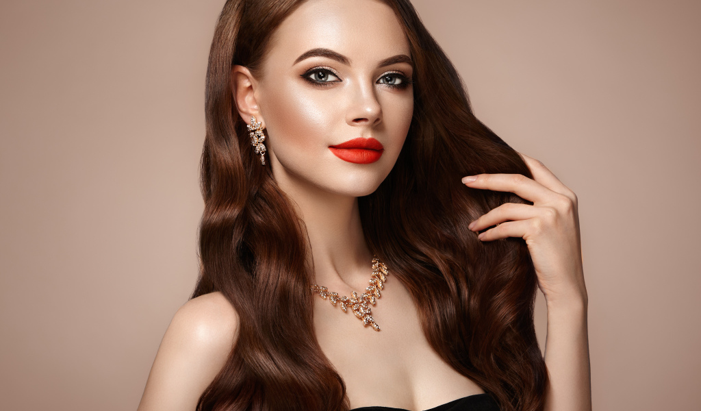 Красивая девушка с длинными волосами и дорогими украшениями