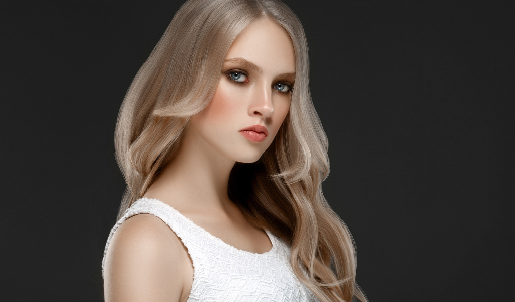 Красивая девушка с длинными  белыми волосами на сером фоне