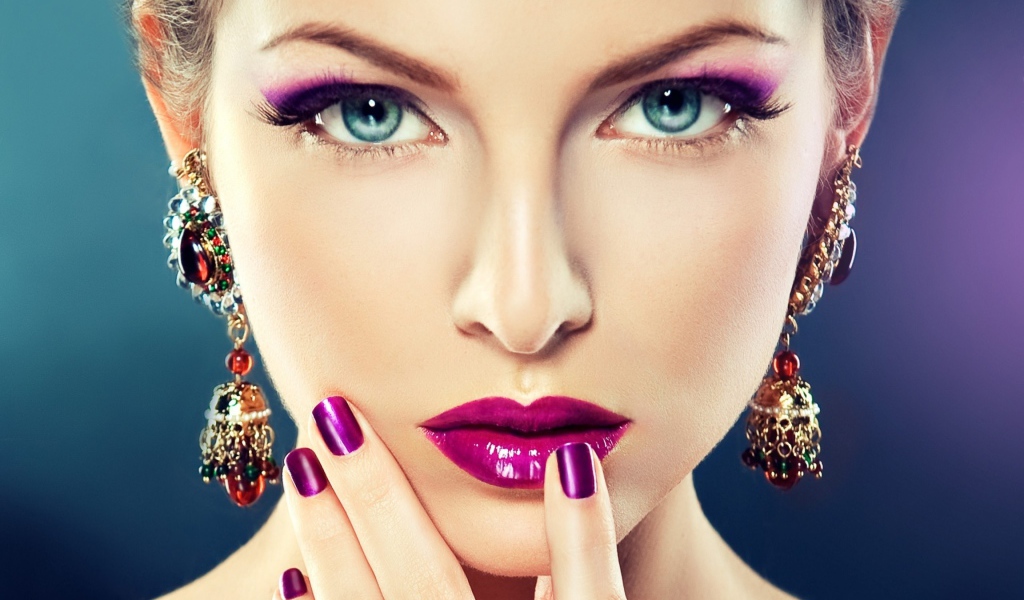 Красивая девушка с макияжем и красивыми серьгами