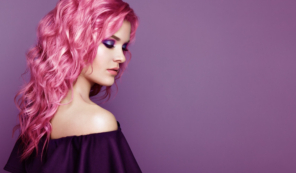 Красивая девушка с розовыми волосами на сиреневом фоне