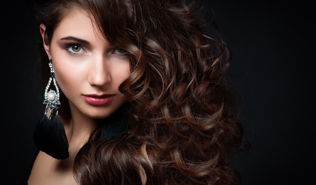 Красивая зеленоглазая девушка с сережками в ушах 