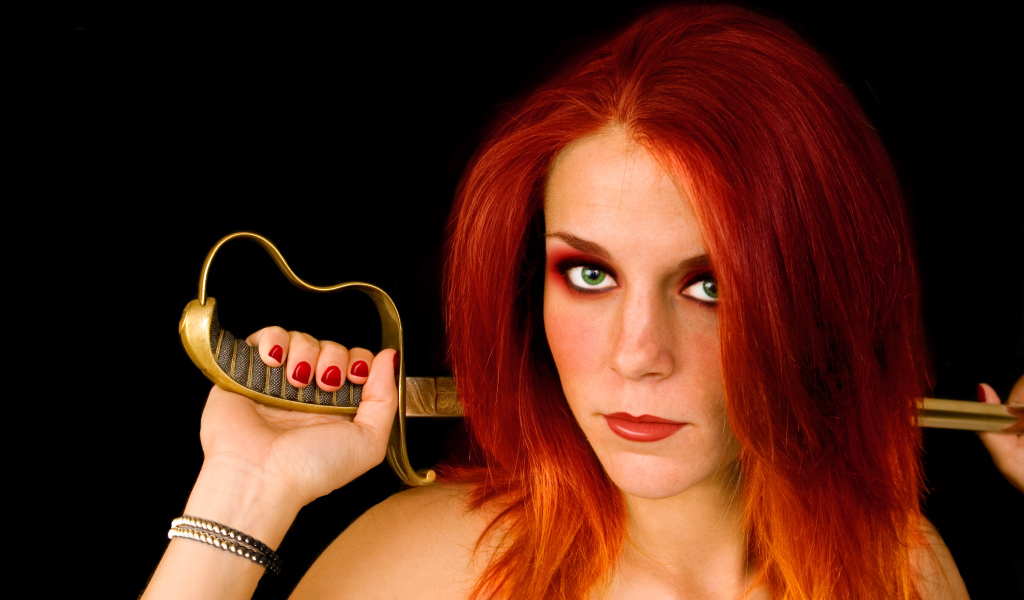 Красивая зеленоглазая девушка с зелеными глазами с саблей в руке