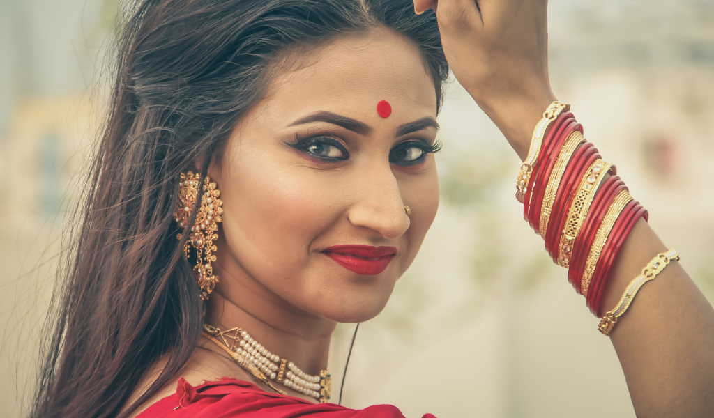 Красивая девушка индианка с украшениями 