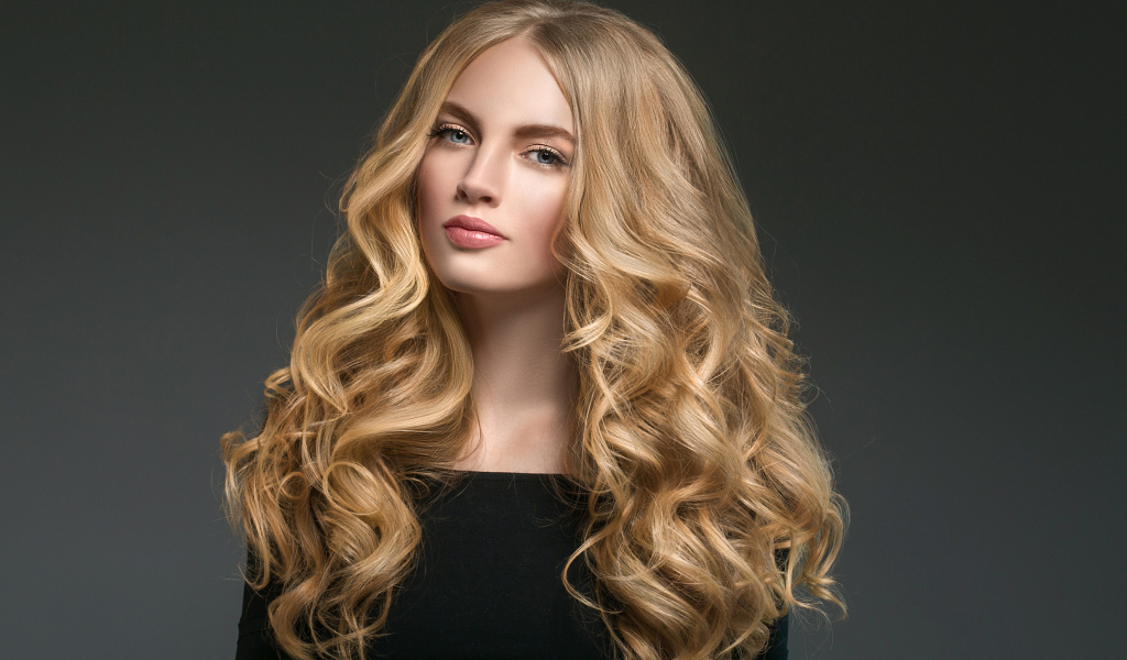 Красивая длинноволосая блондинка с голубыми глазами 