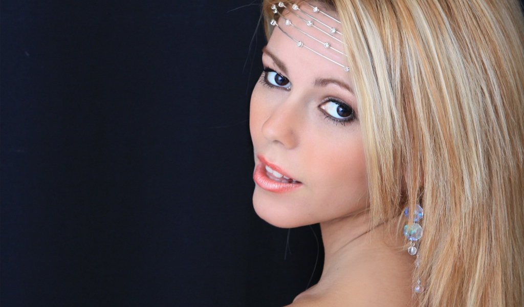 Красивая длинноволосая блондинка с украшениями на лбу