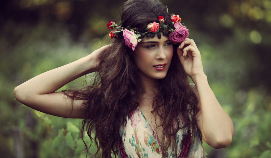 Красивая длинноволосая девушка шатенка с венком из роз на голове