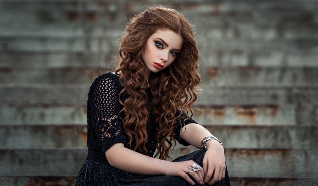 Красивая длинноволосая девушка в черном платье