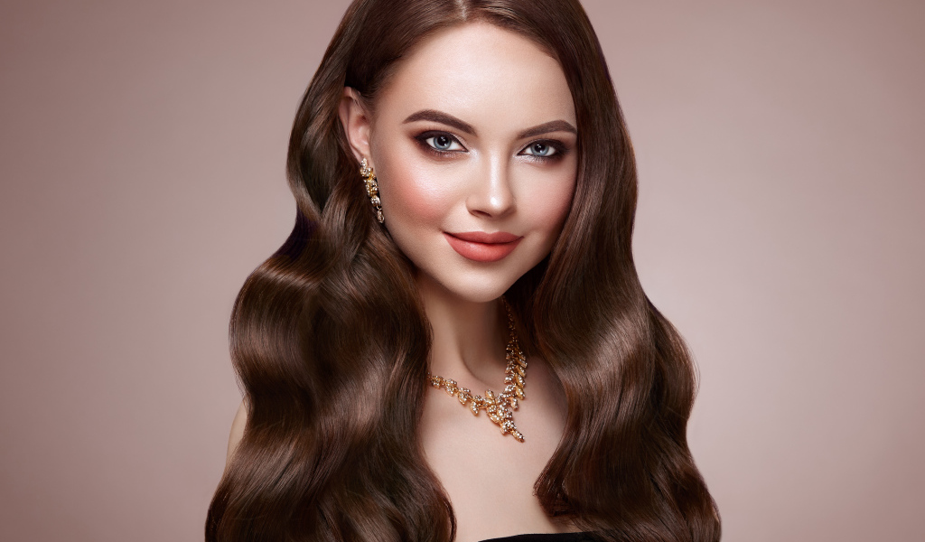 Красивая длинноволосая девушка с украшением на шее