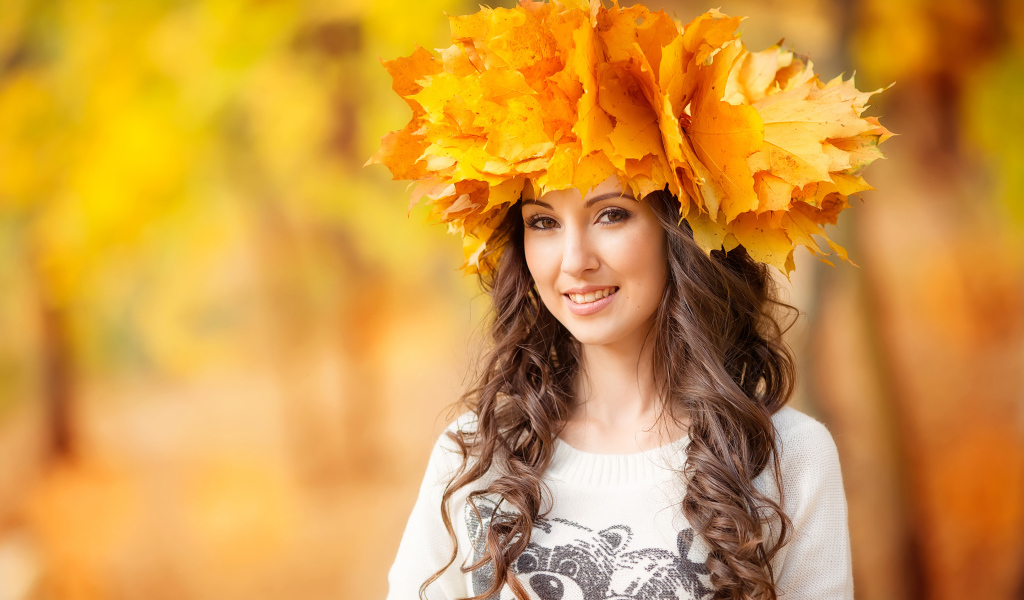 Красивая длинноволосая девушка с венком из желтых листьев на голове