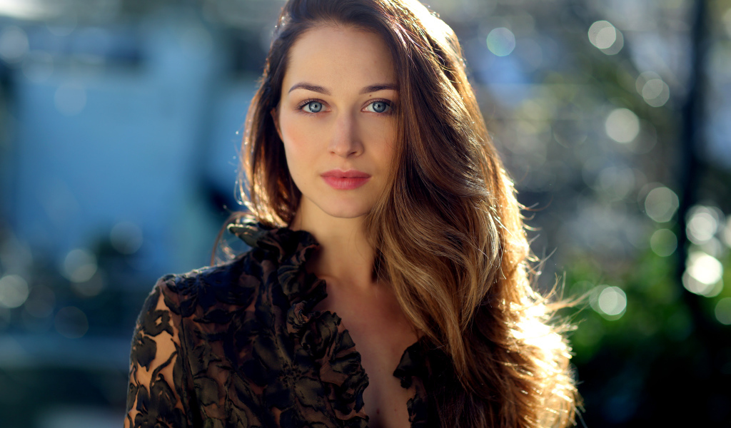 Красивая длинноволосая девушка с голубыми глазами на улице