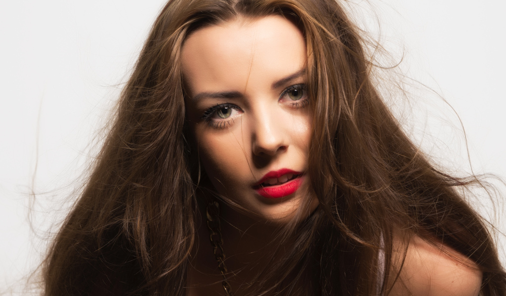 Красивая длинноволосая девушка с красными накрашенными губами