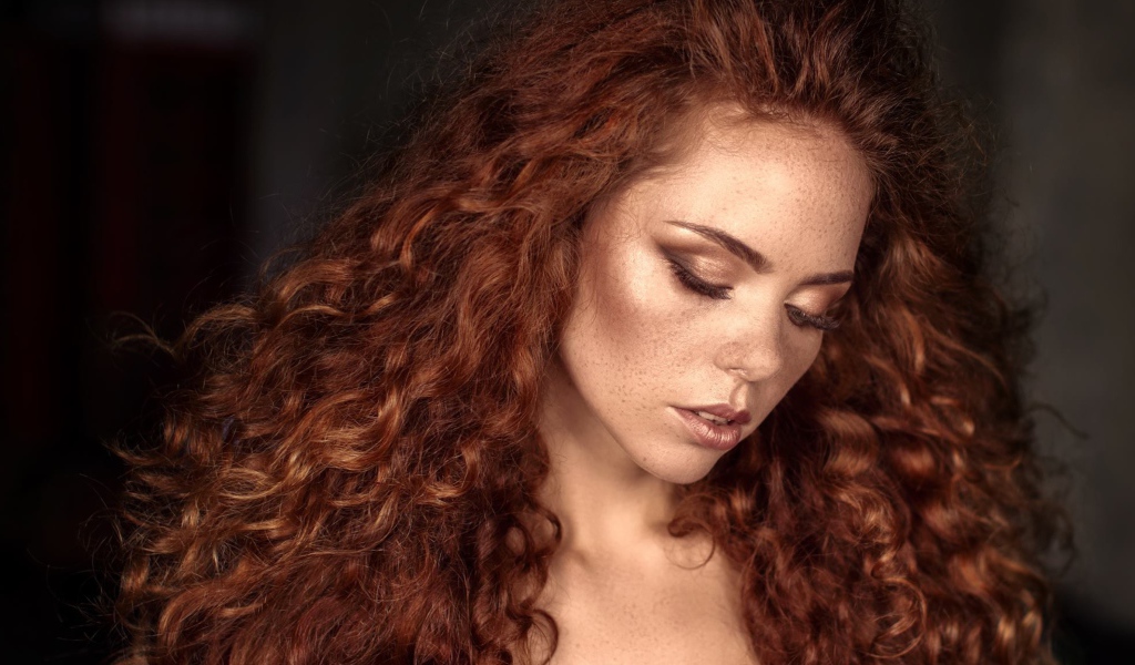 Красивая скромная рыжеволосая девушка с веснушками