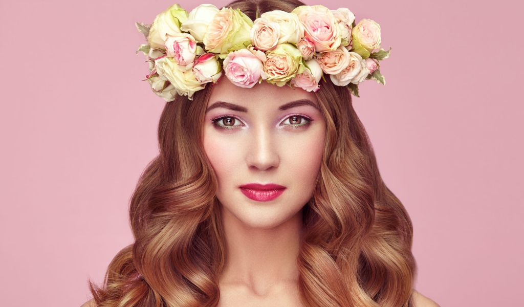 Красивая рыжеволосая девушка с венком из роз на голове
