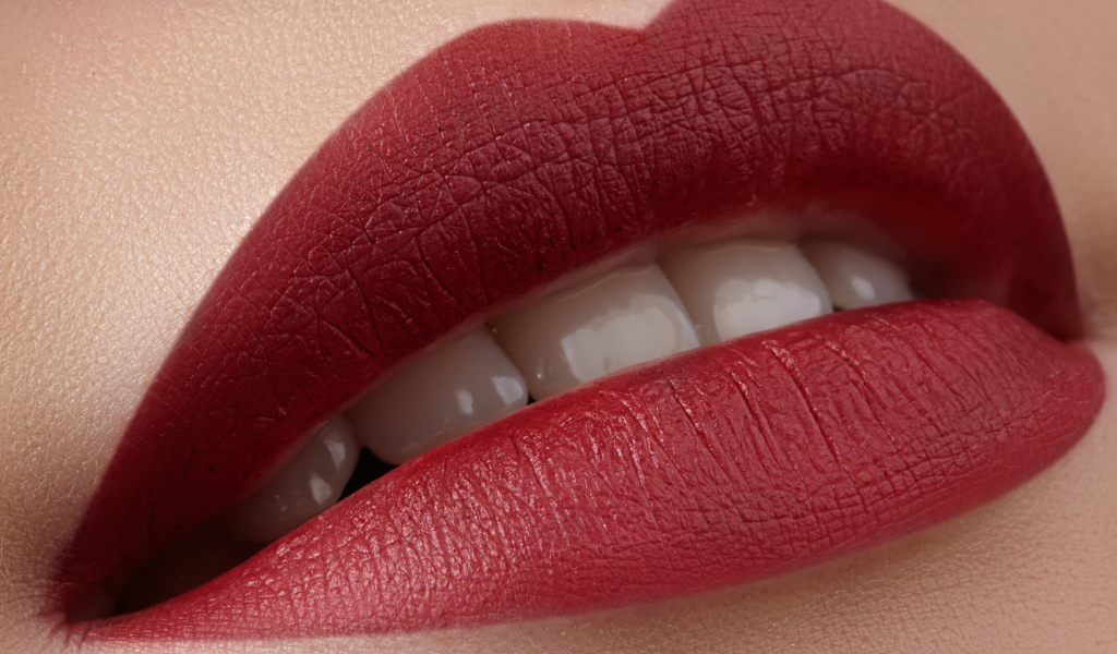 Красивые красные губы девушки 