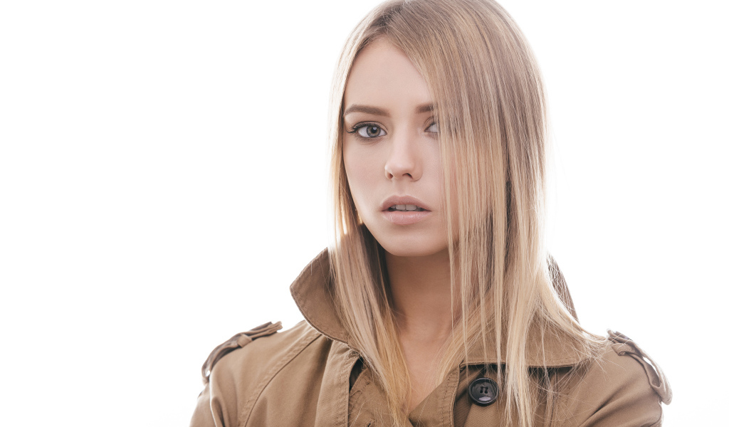 Красивая грустная девушка на белом фоне