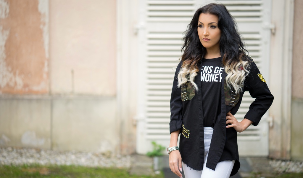 Красивая стильная девушка с часами на руке