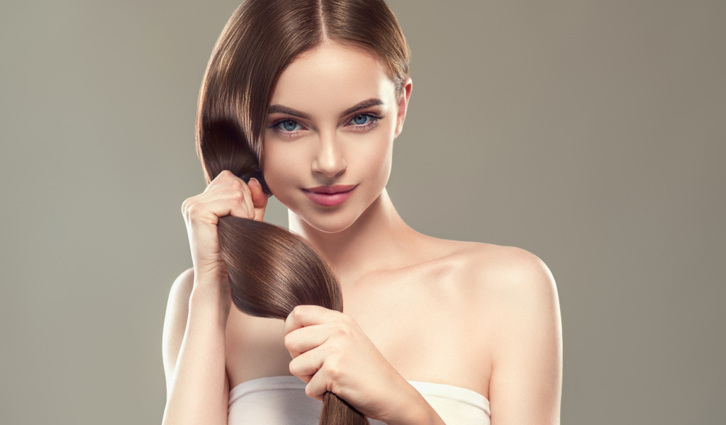 Красивая нежная голубоглазая девушка с длинными волосами