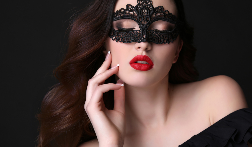 Красивая нежная длинноволосая девушка с черной маской на лице