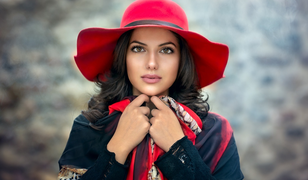 Брюнетка с большими глазами в красной шляпе 