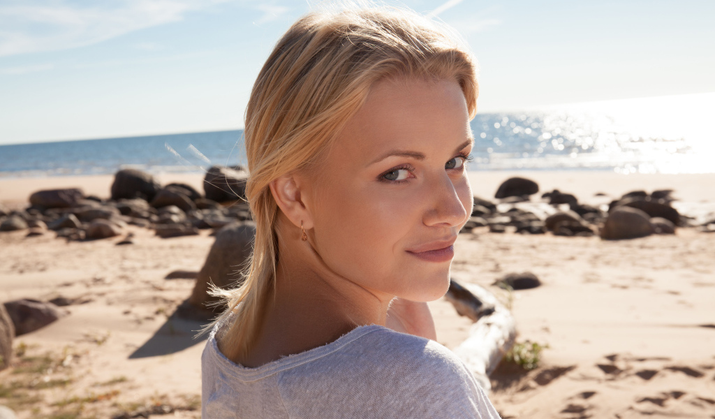 Блондинка с серыми глазами на берегу океана