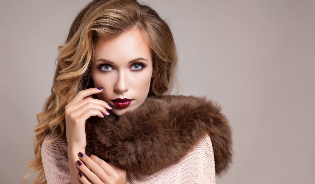 Яркая девушка блондинка с меховым воротником