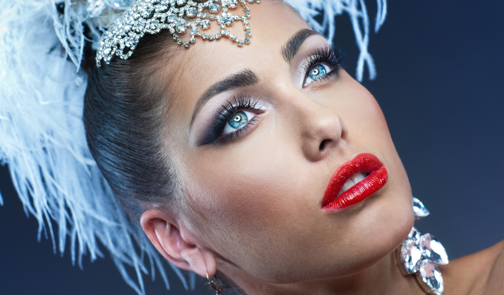 Яркая девушка в карнавальном костюме 