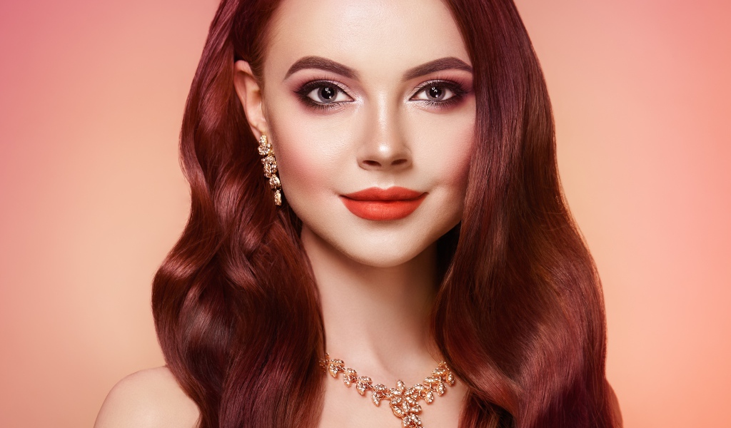Яркая рыжеволосая девушка с украшениями крупным планом
