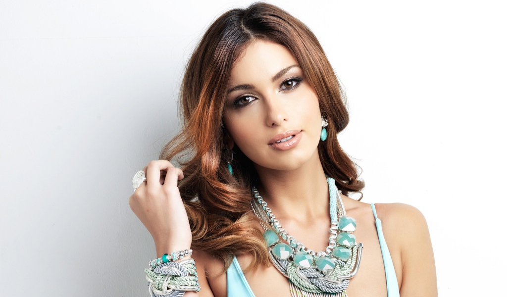 Ярка молодая девушка с украшениями на шее 