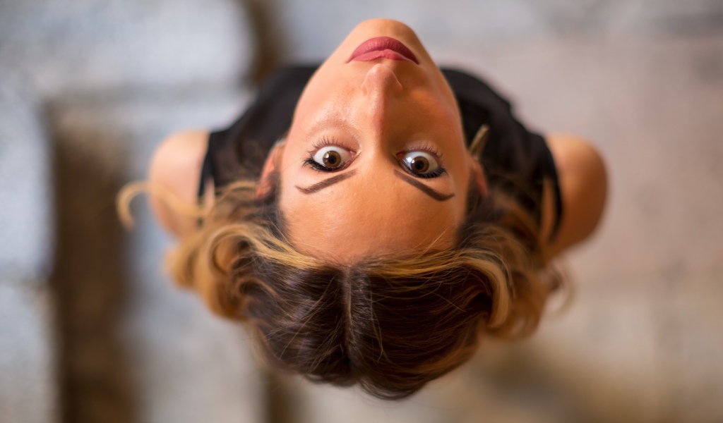 Кареглазая девушка смотрит вверх