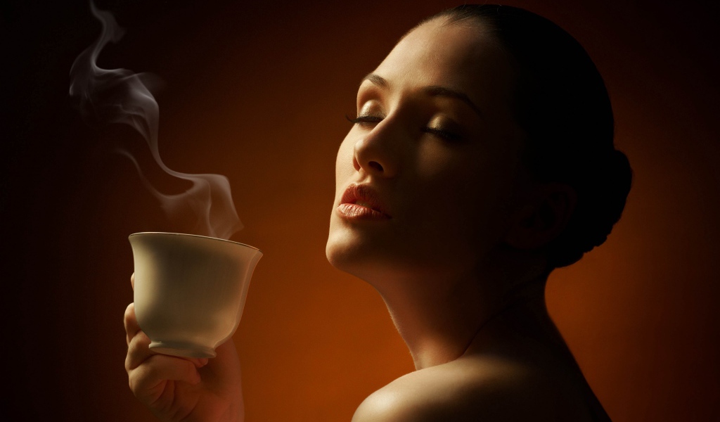 Очаровательная нежная девушка наслаждается кофе