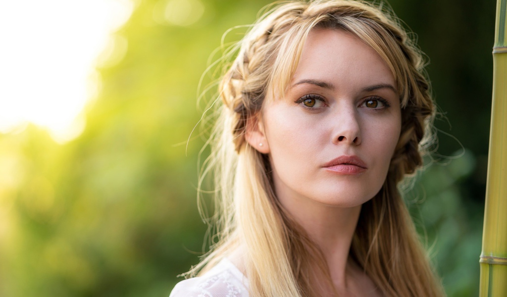 Задуманная кареглазая блондинка лицо крупным планом