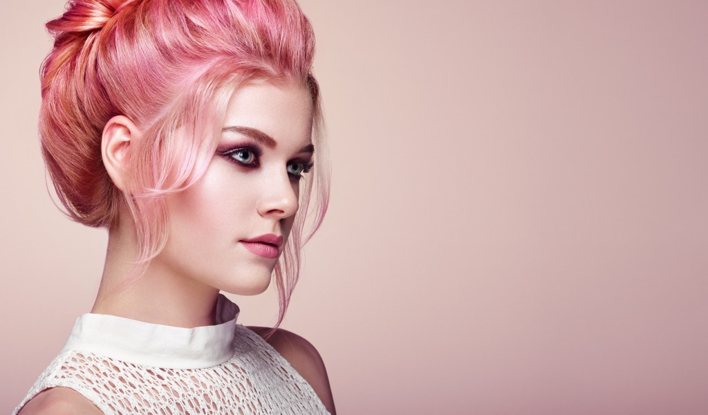 Милая девушка с розовыми волосами в белом наряде