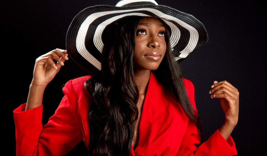 Темнокожая девушка в большой шляпе 