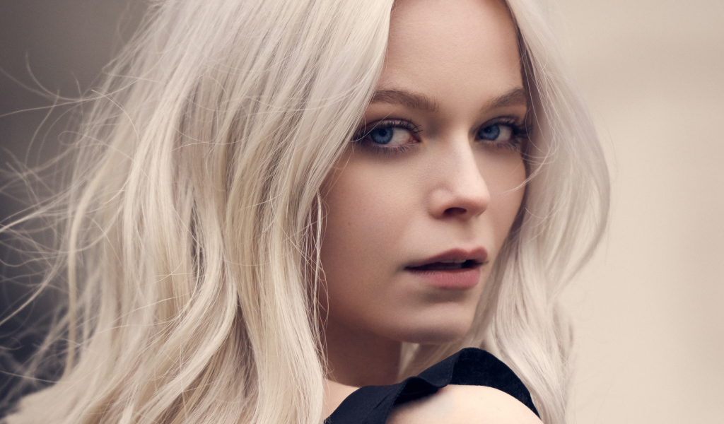 Лицо голубоглазой блондинки крупным планом