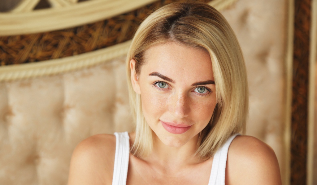 Нежная блондинка с зелеными глазами в белой майке