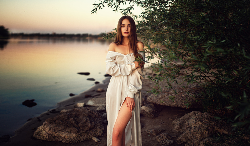 Девушка в красивом белом платье у воды