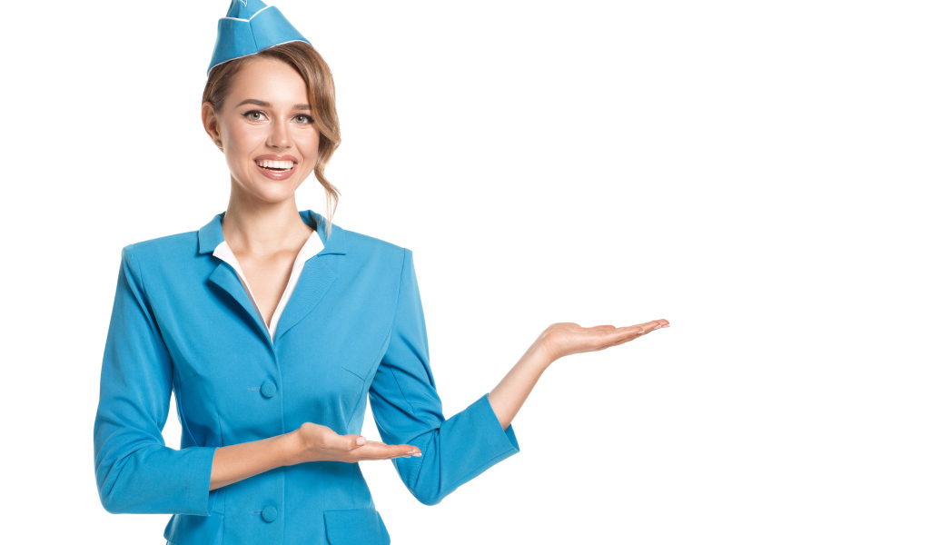 Девушка в синем костюме стюардессы на белом фоне