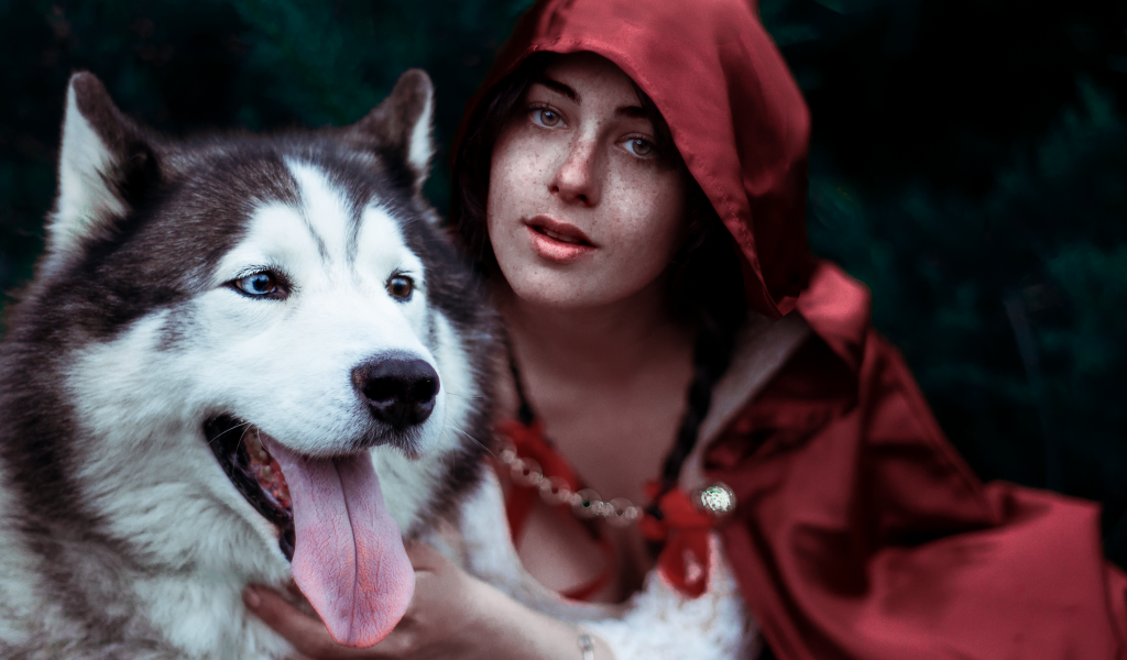 Девушка в красном плаще с собакой породы хаски