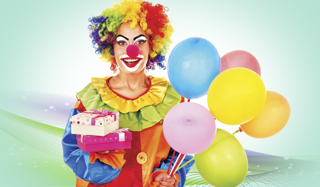 Девушка в костюме клоуна с воздушными шарами и подарками