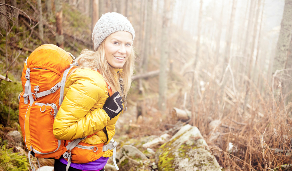 Девушка с рюкзаком в лесу 
