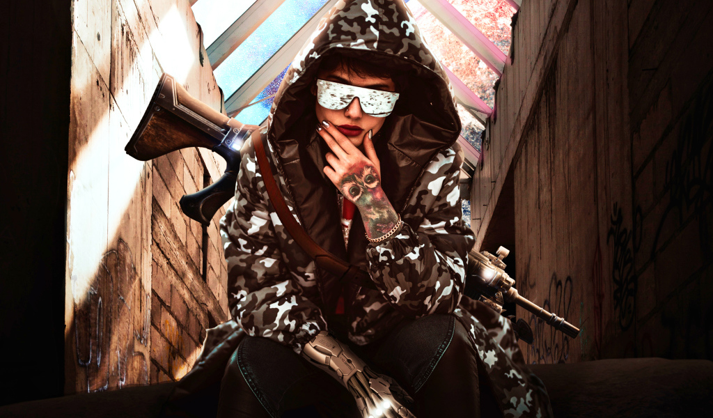 Девушка с оружием в худи и очках 