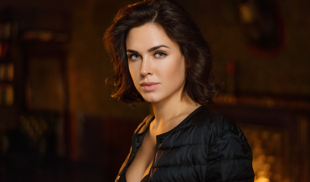 Девушка с короткой стрижкой в черной куртке