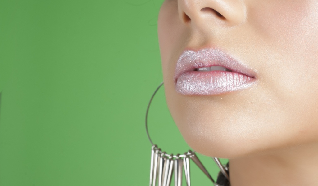Девушка с красивыми розовыми губами